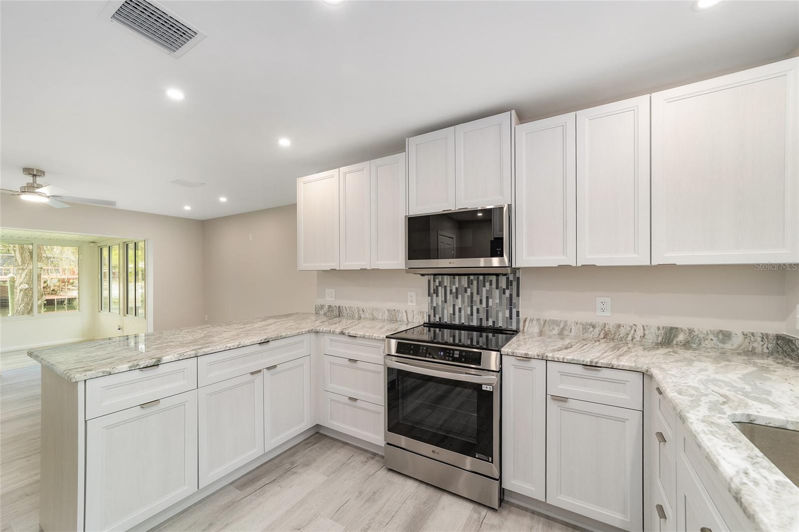 Image 35 of 87 For 34 Garden Mall Court