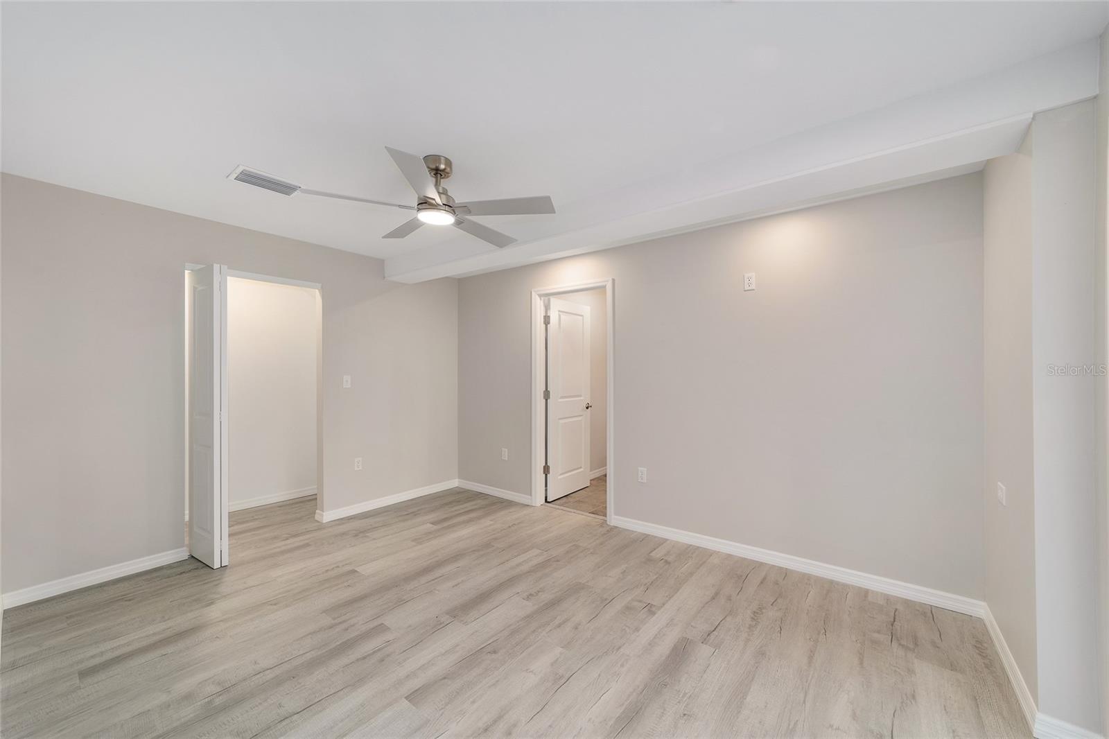 Image 37 of 87 For 34 Garden Mall Court