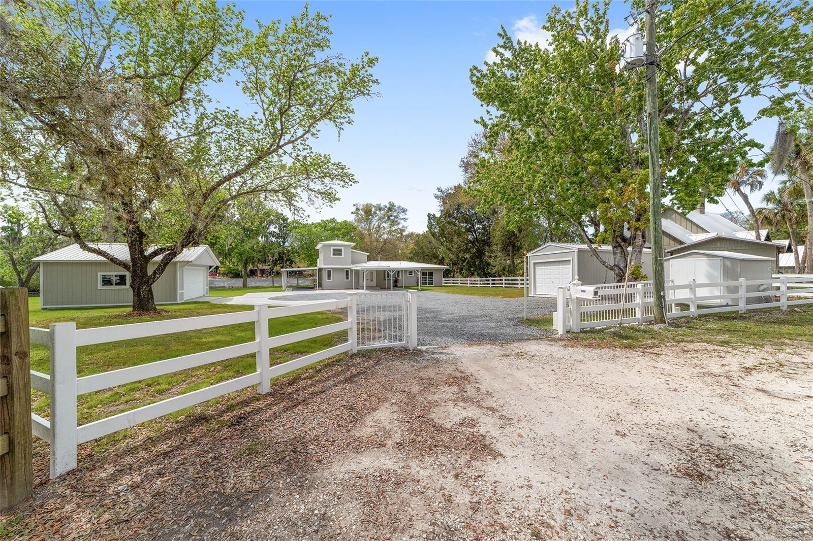 Image 4 of 87 For 34 Garden Mall Court