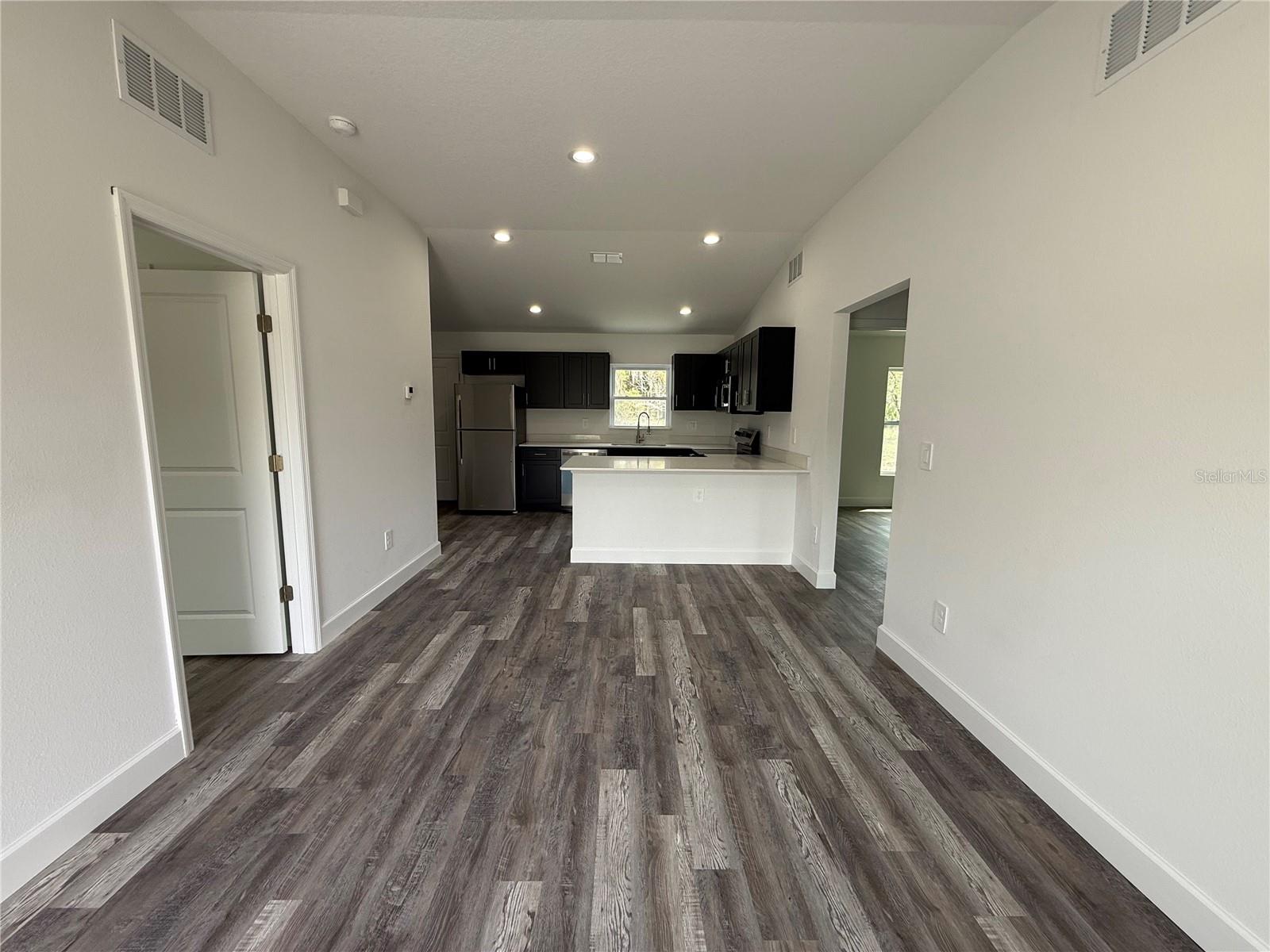 Image 2 of 12 For 14 Locust Radial Circle