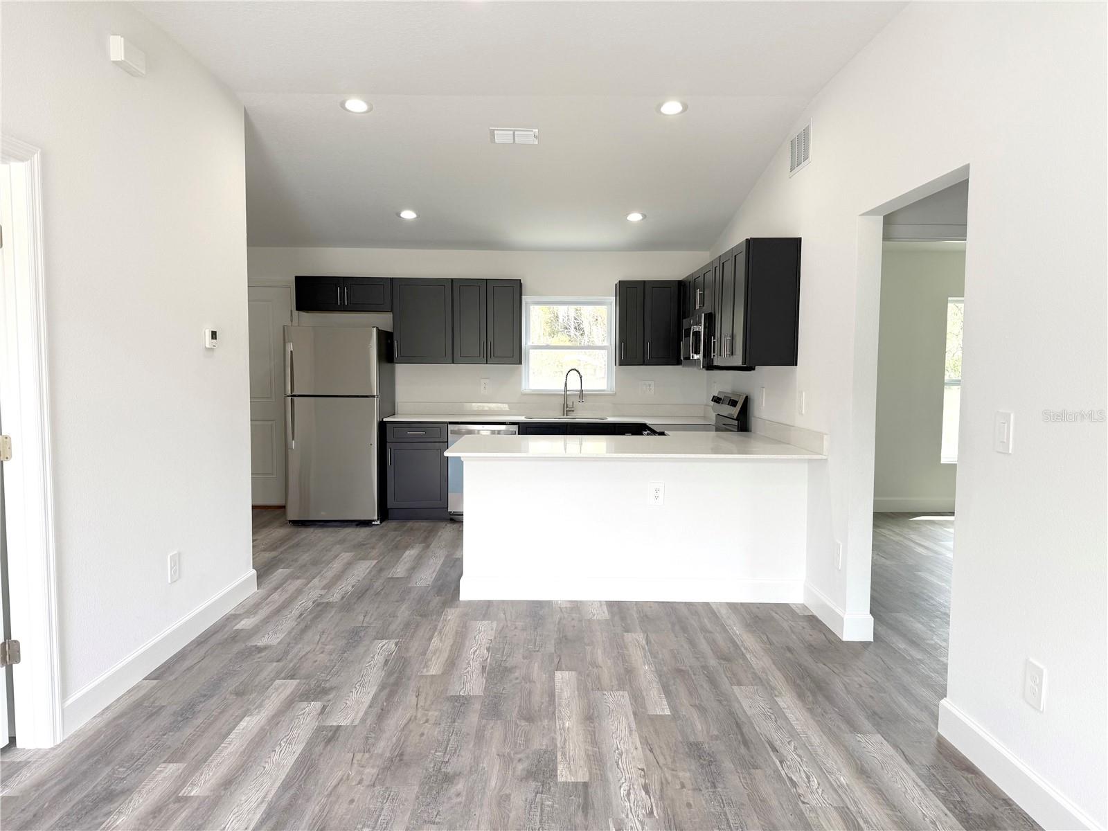 Image 4 of 12 For 14 Locust Radial Circle