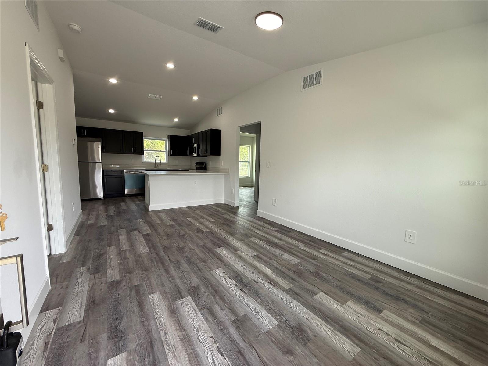 Image 5 of 12 For 14 Locust Radial Circle