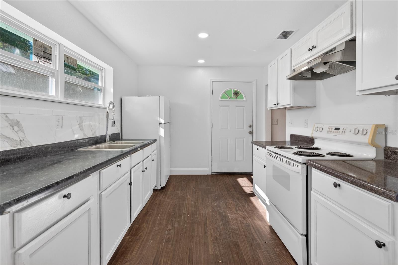 Image 17 of 26 For 2220 1st Avenue