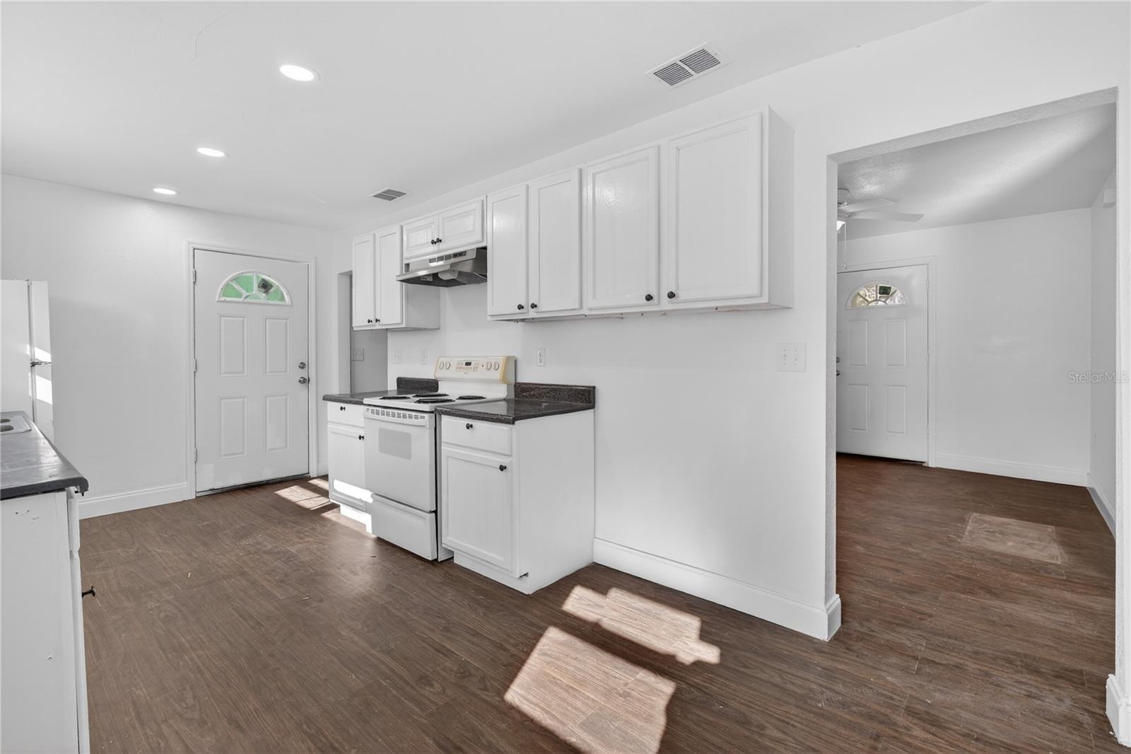 Image 18 of 26 For 2220 1st Avenue