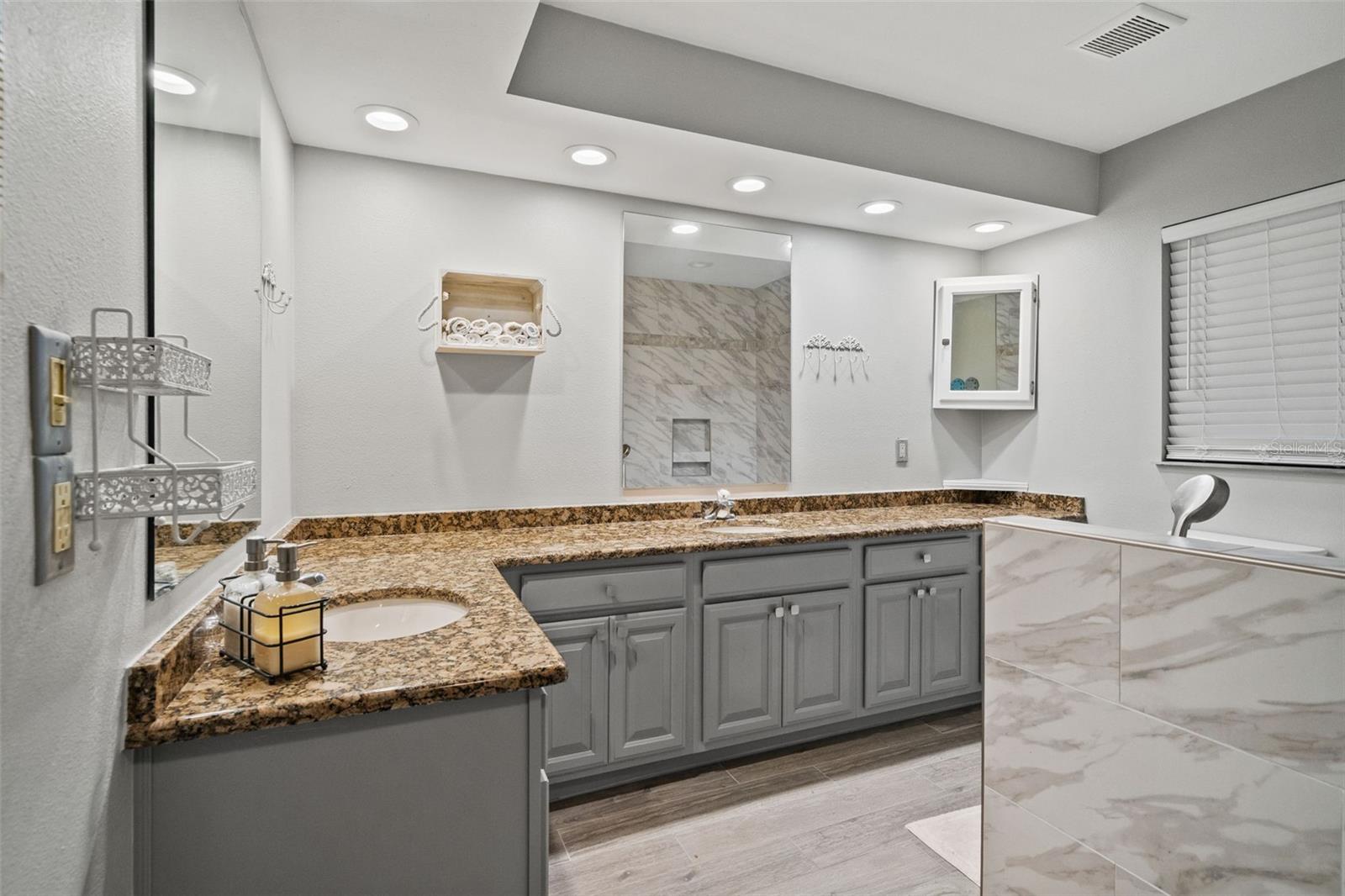 Image 14 of 35 For 13130 Feather Street