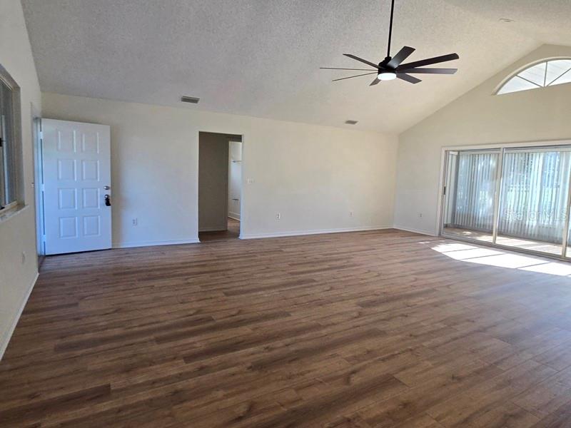 Listing photo id 8 for 11510 85th Court