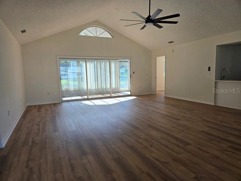 Listing photo id 1 for 11510 85th Court