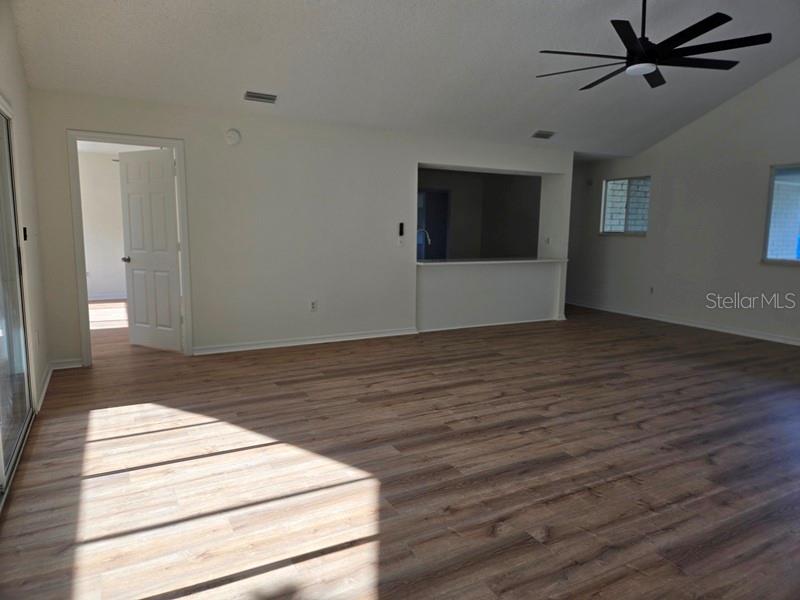 Listing photo id 3 for 11510 85th Court