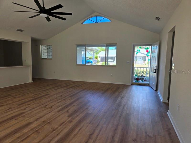 Listing photo id 4 for 11510 85th Court