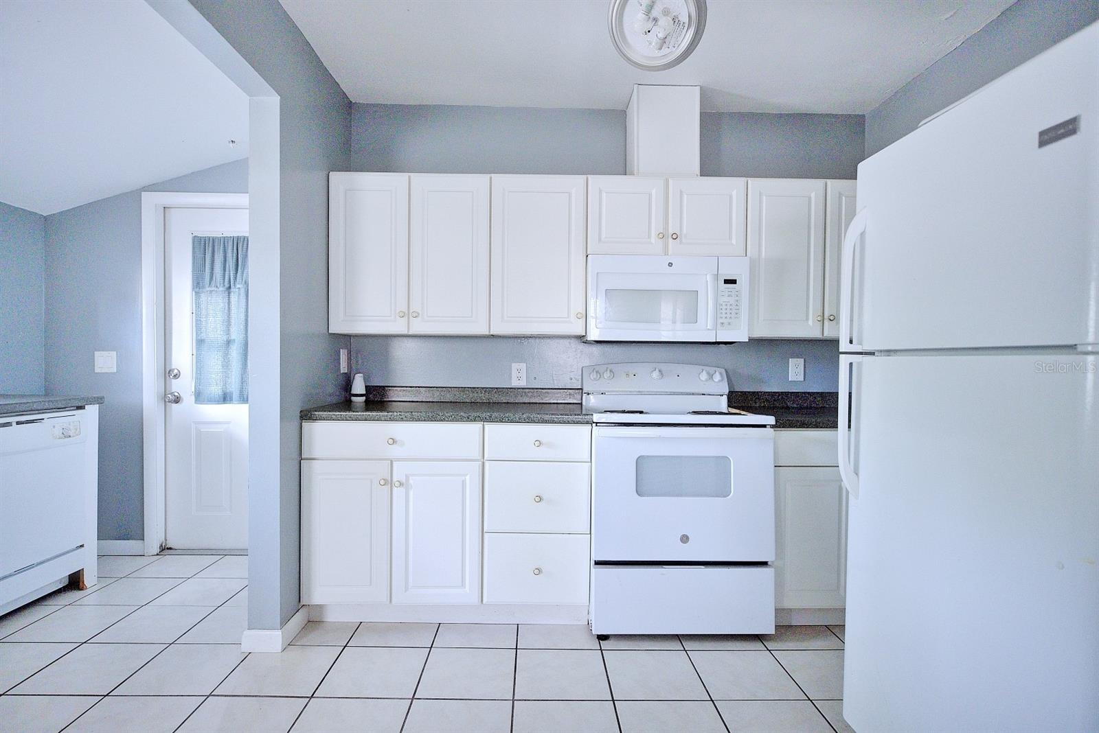 Image 10 of 35 For 121 Bates Avenue Se