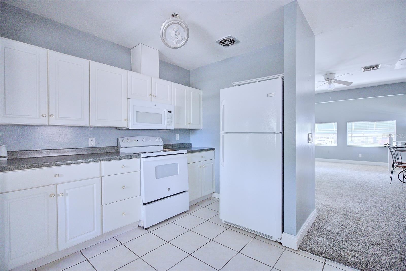 Image 11 of 35 For 121 Bates Avenue Se