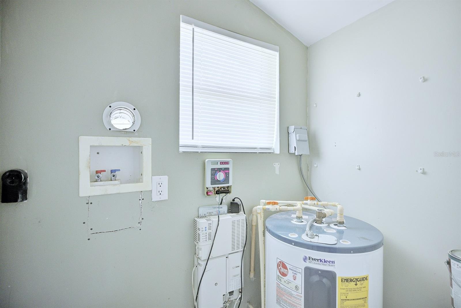 Image 14 of 35 For 121 Bates Avenue Se