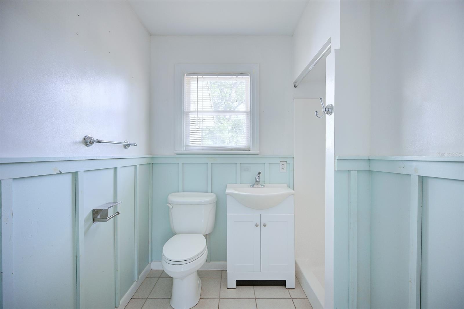 Image 19 of 35 For 121 Bates Avenue Se