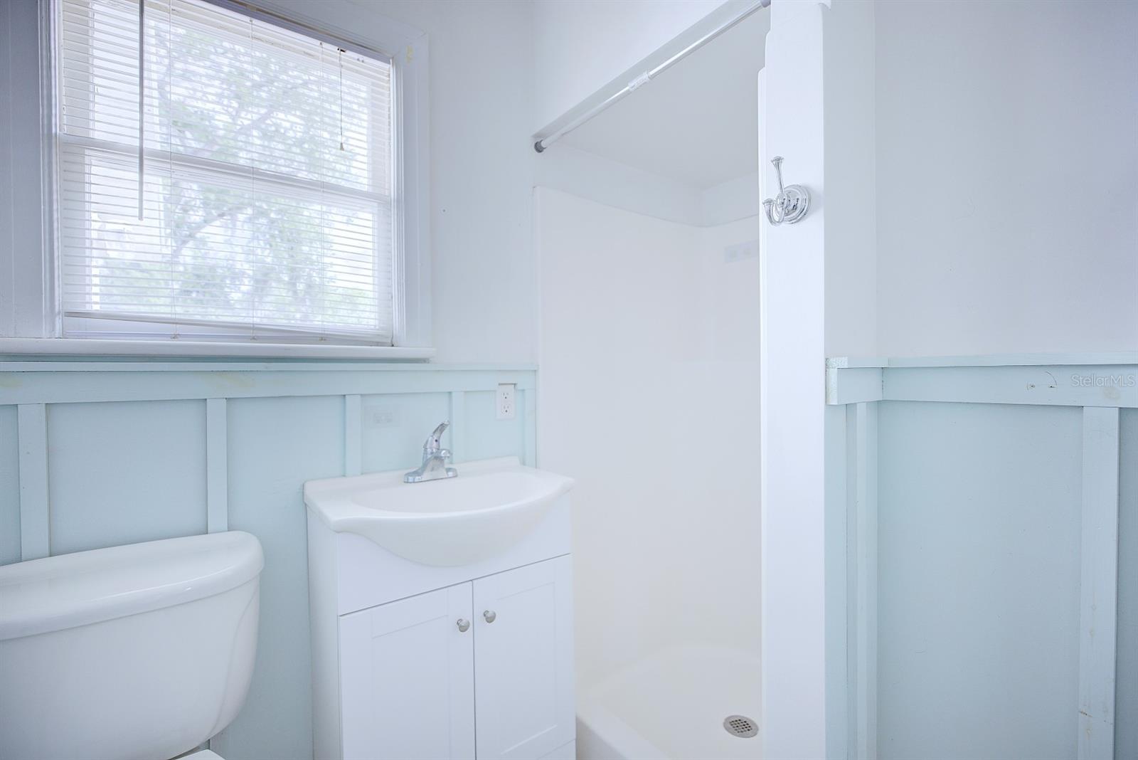 Image 20 of 35 For 121 Bates Avenue Se