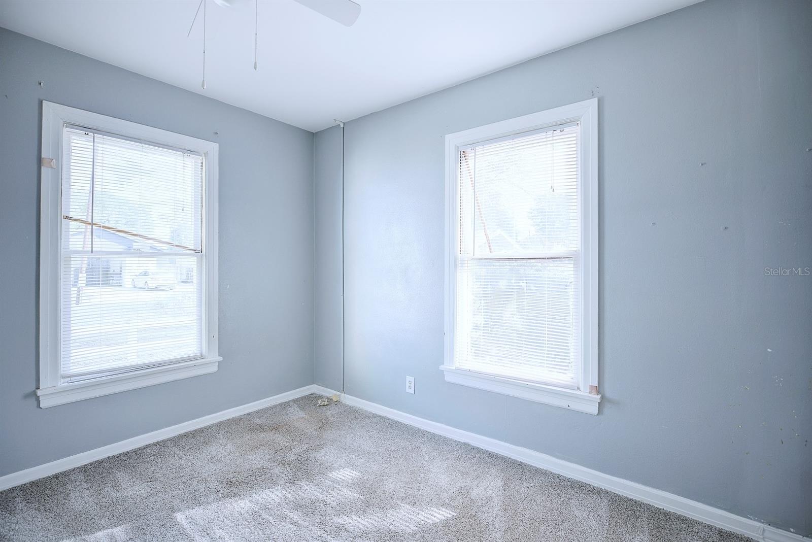 Image 21 of 35 For 121 Bates Avenue Se