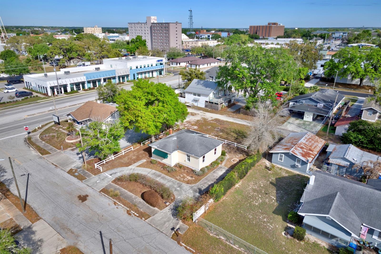 Image 28 of 35 For 121 Bates Avenue Se