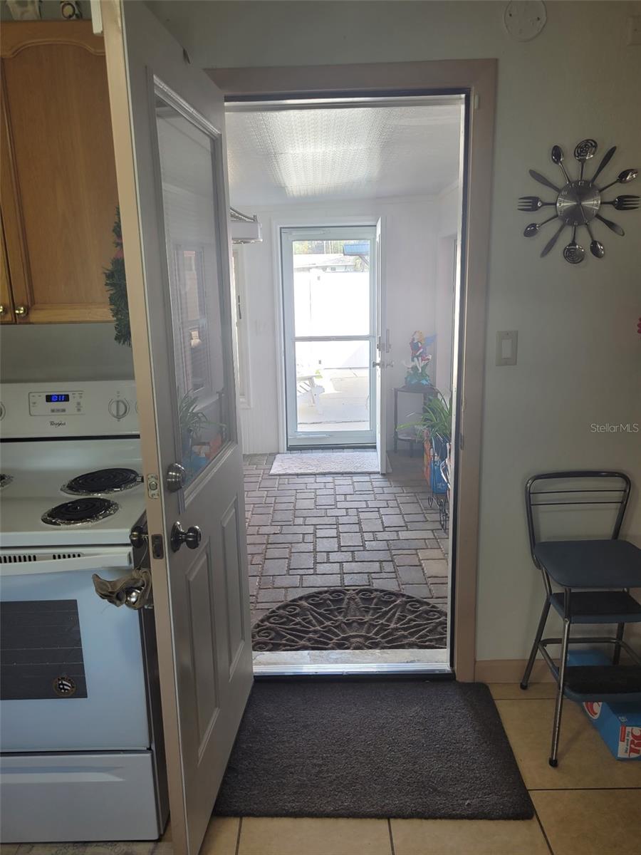 Image 11 of 31 For 12370 138 Avenue