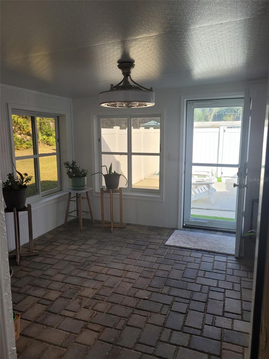 Image 12 of 31 For 12370 138 Avenue