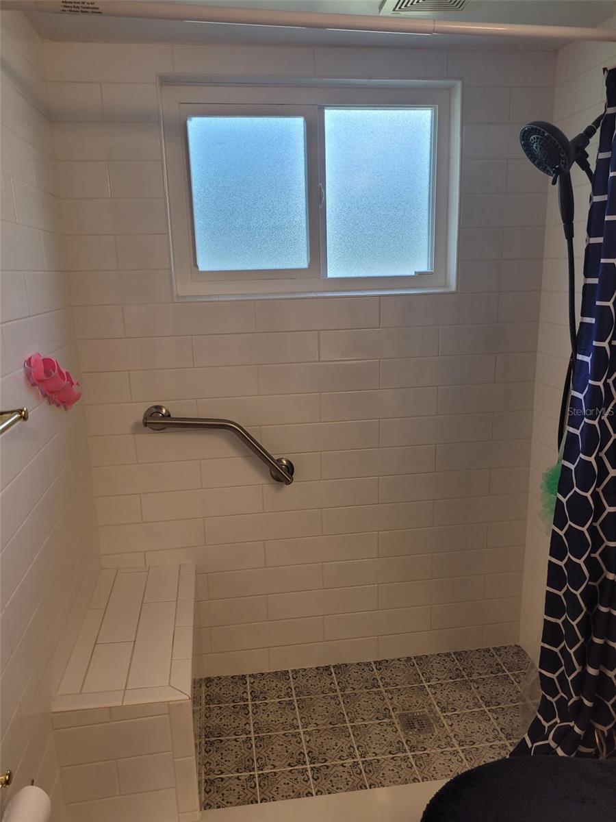 Image 25 of 31 For 12370 138 Avenue