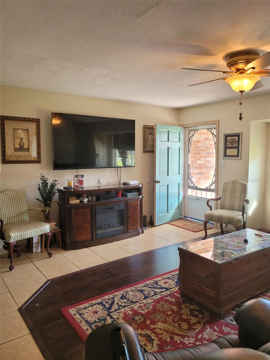 Image 3 of 31 For 12370 138 Avenue