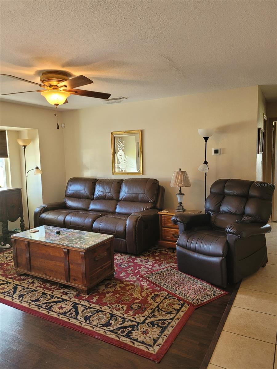 Image 4 of 31 For 12370 138 Avenue