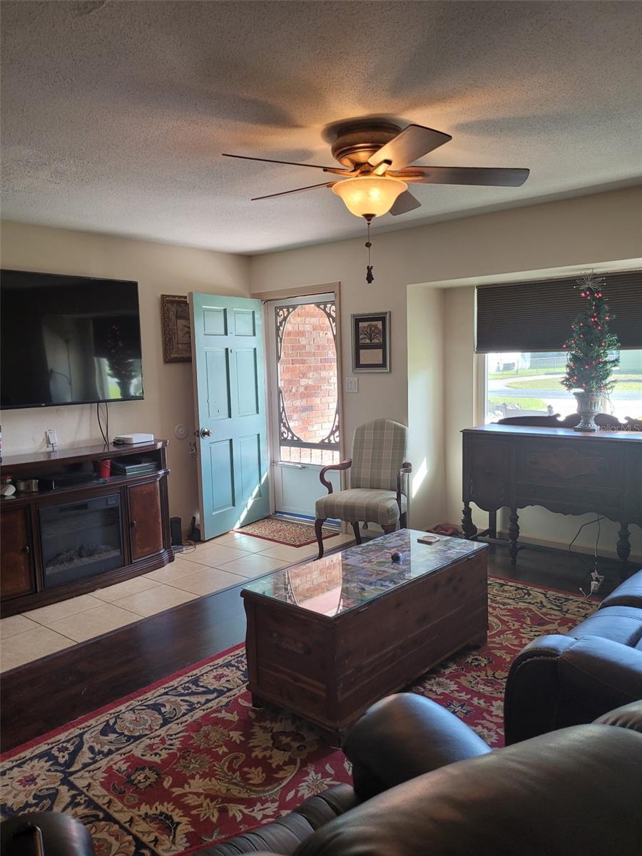 Image 5 of 31 For 12370 138 Avenue