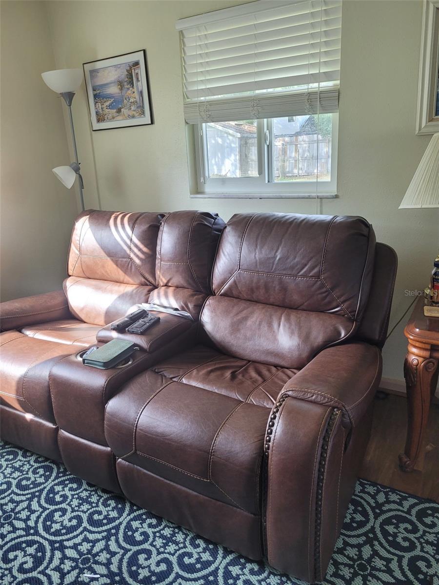 Image 6 of 31 For 12370 138 Avenue