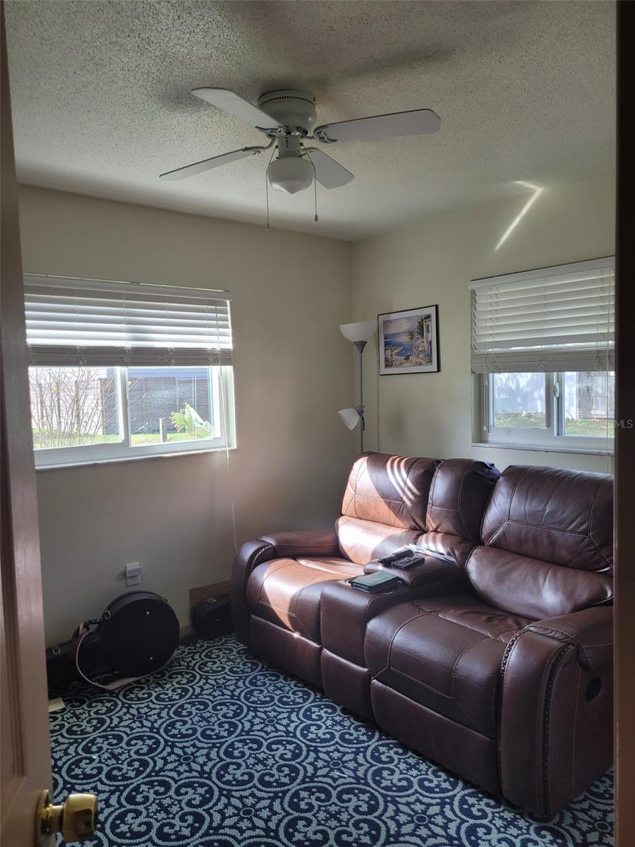 Image 8 of 31 For 12370 138 Avenue