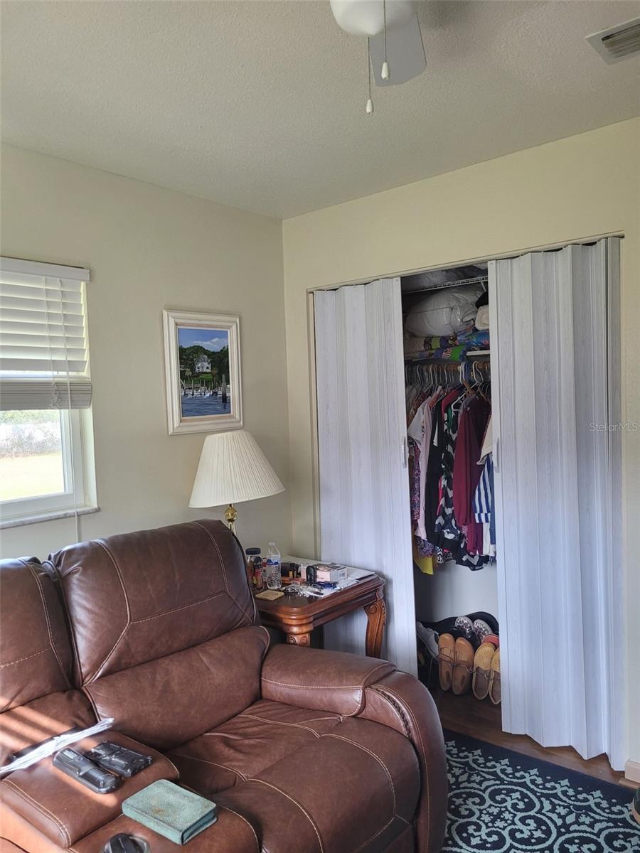 Image 9 of 31 For 12370 138 Avenue