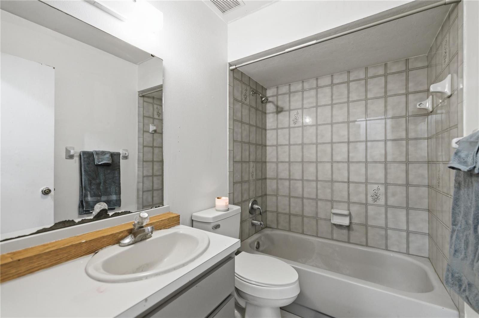 Listing photo id 11 for 3885 28th Terrace