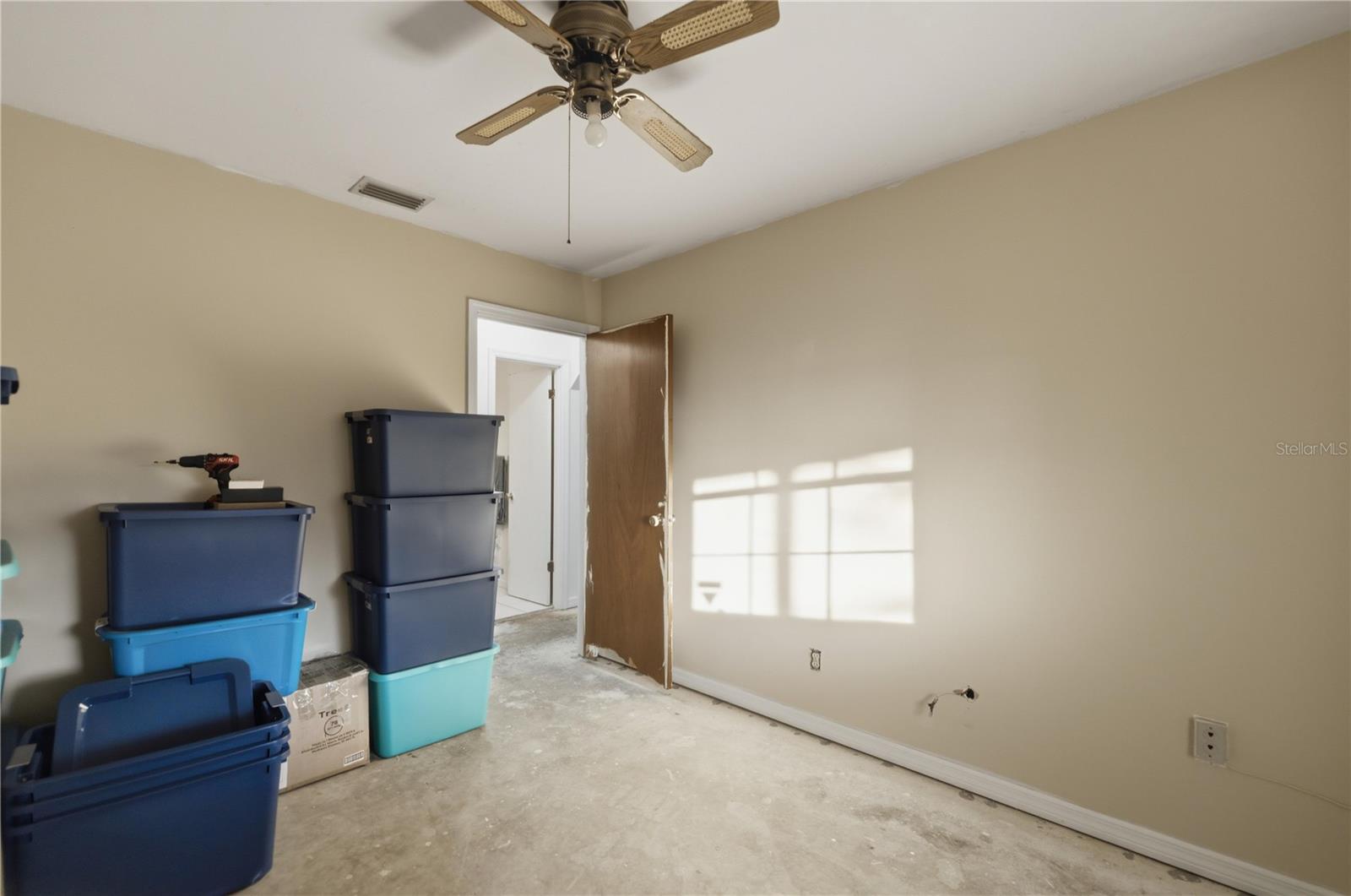 Listing photo id 13 for 3885 28th Terrace