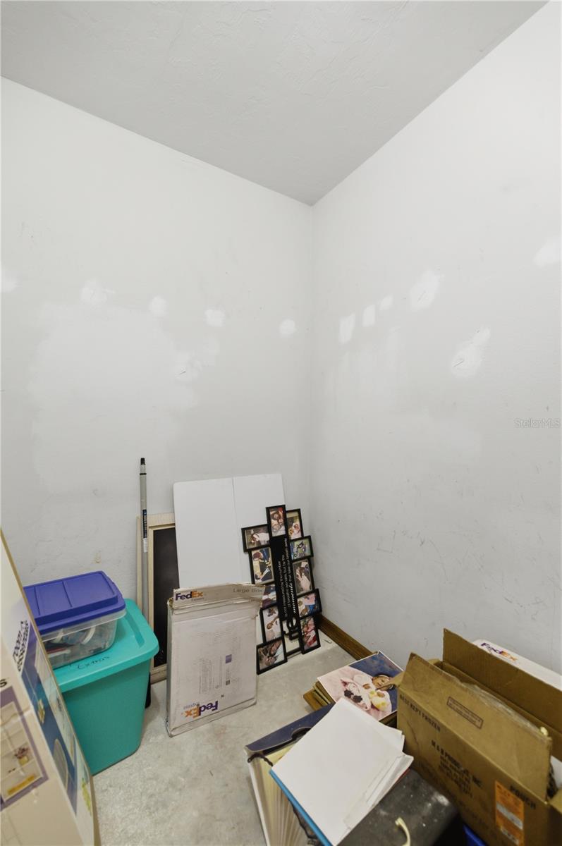 Listing photo id 14 for 3885 28th Terrace