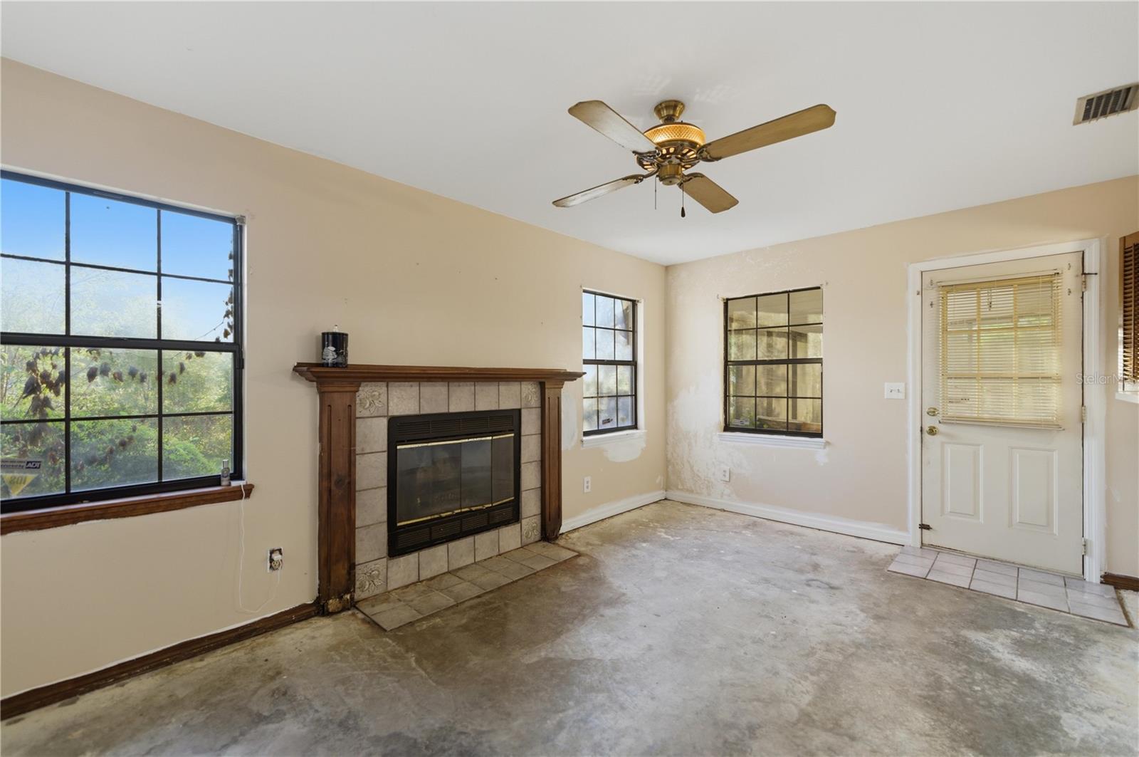 Listing photo id 15 for 3885 28th Terrace