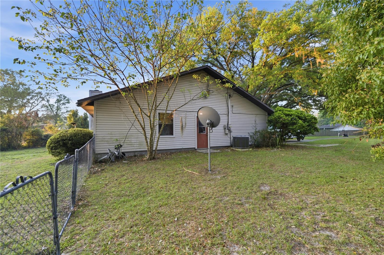 Listing photo id 16 for 3885 28th Terrace