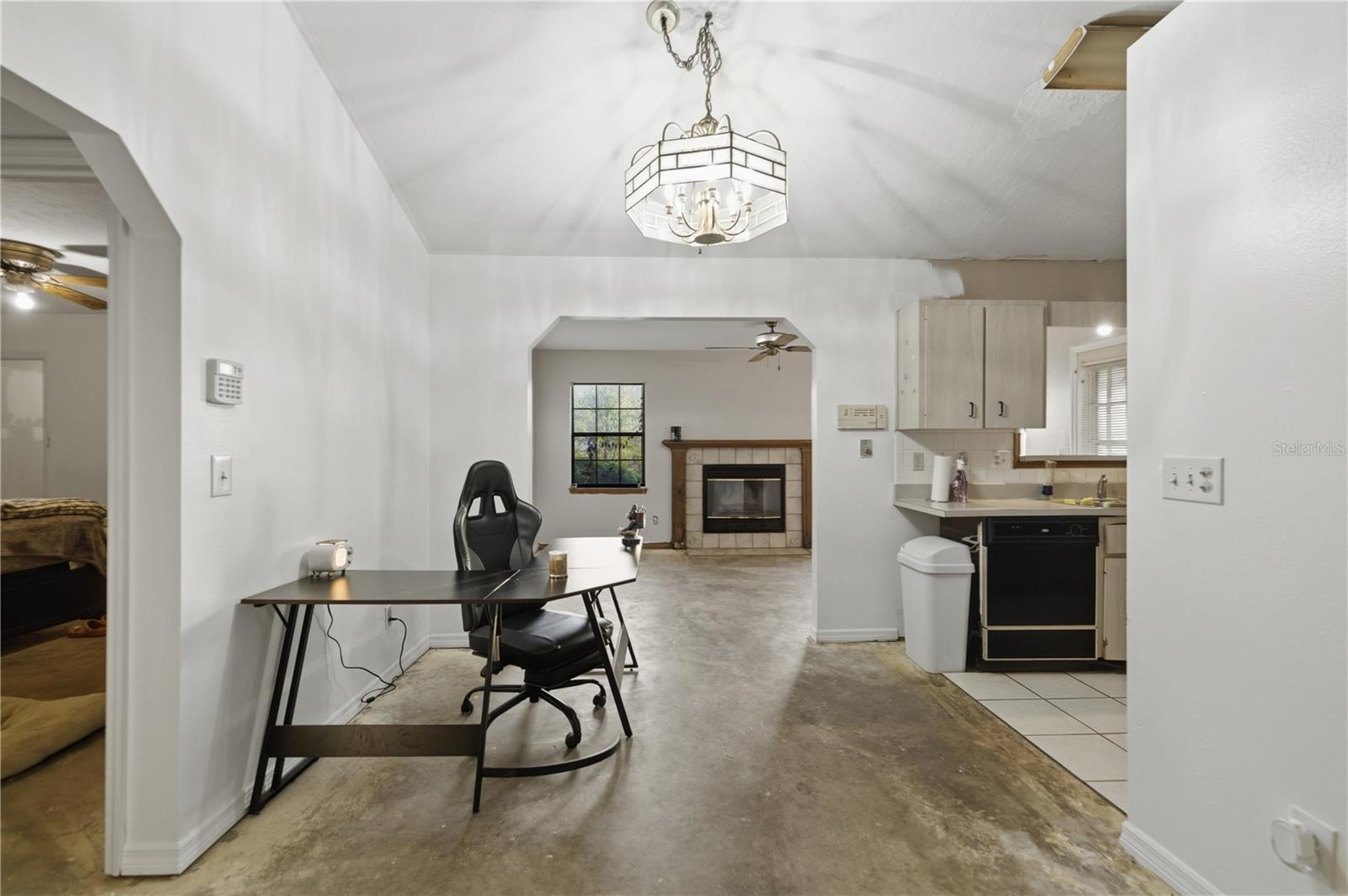 Listing photo id 0 for 3885 28th Terrace