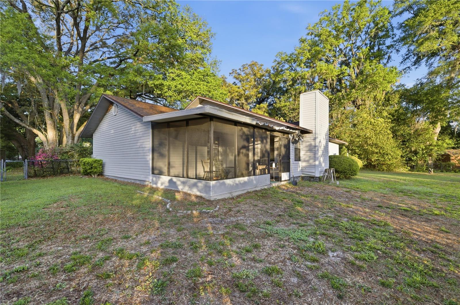 Listing photo id 18 for 3885 28th Terrace