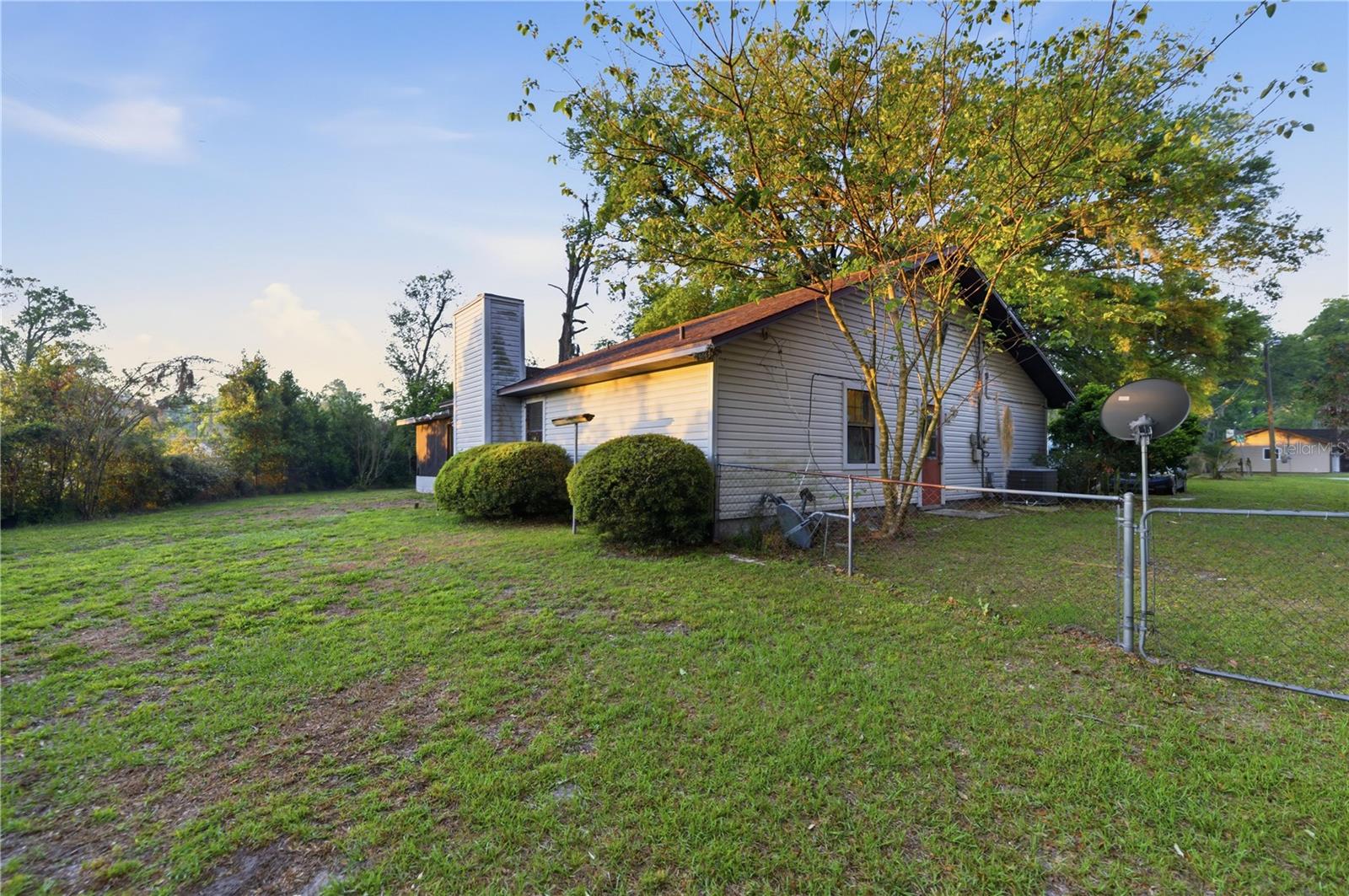 Listing photo id 19 for 3885 28th Terrace