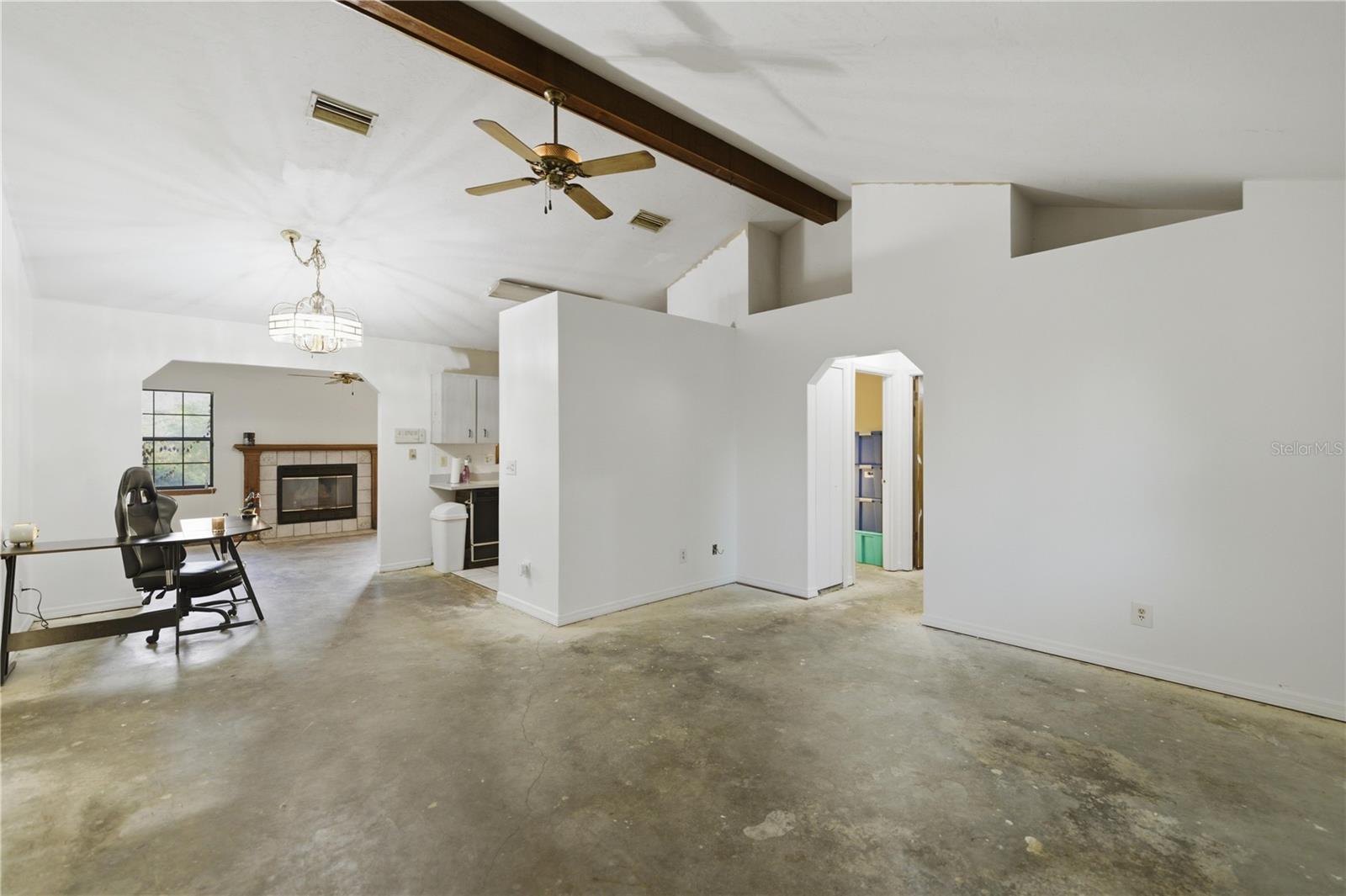 Listing photo id 1 for 3885 28th Terrace