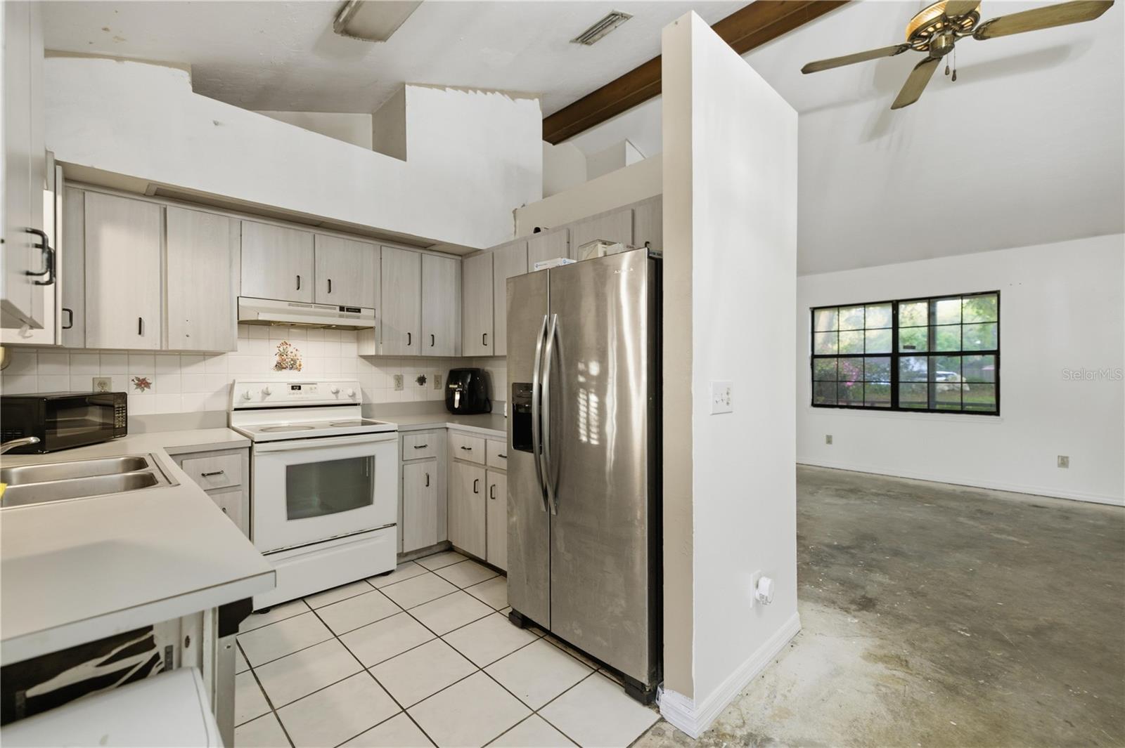 Listing photo id 2 for 3885 28th Terrace