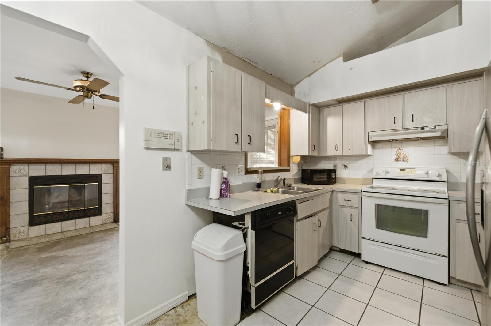 Listing photo id 3 for 3885 28th Terrace