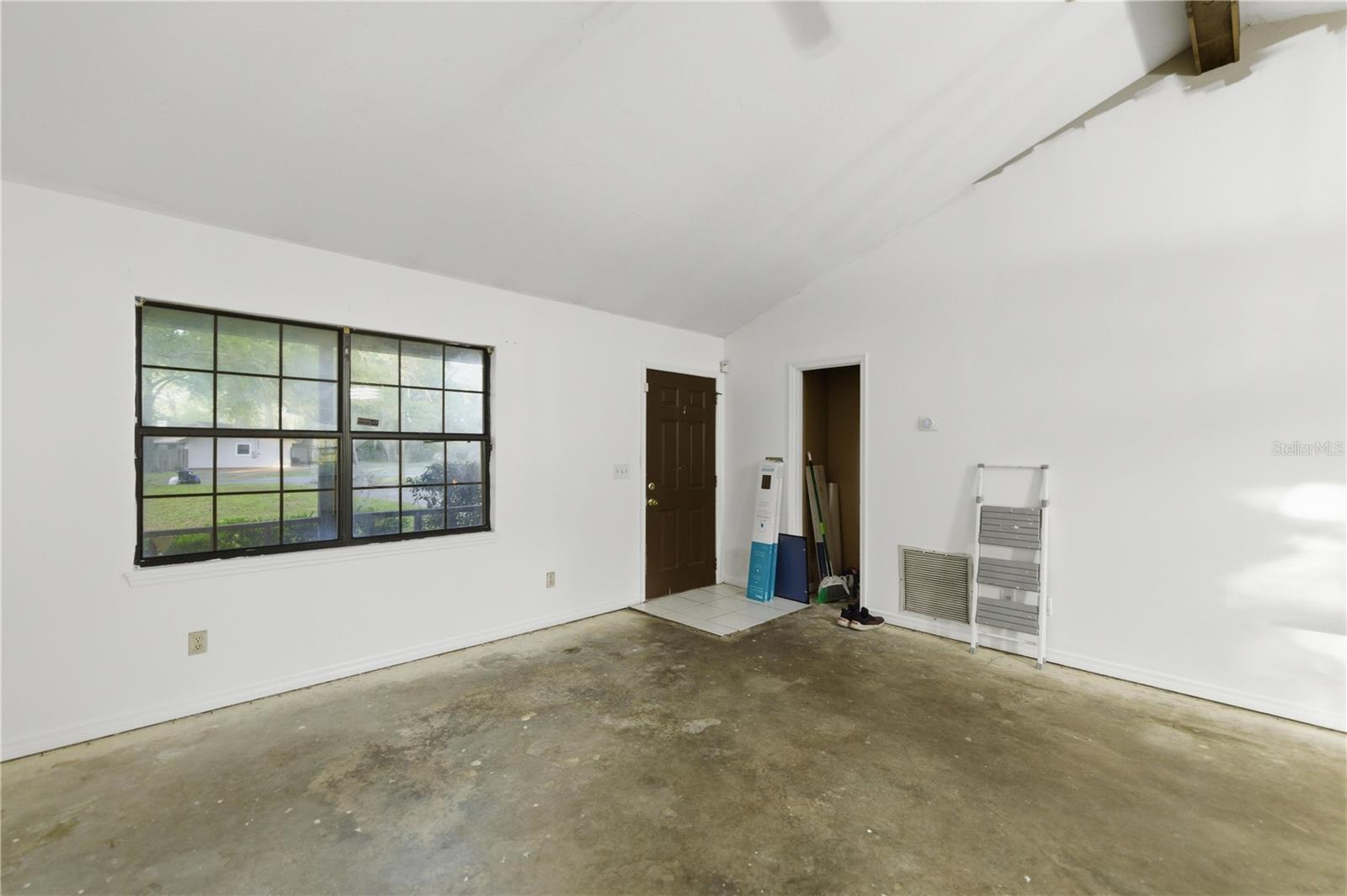 Listing photo id 4 for 3885 28th Terrace