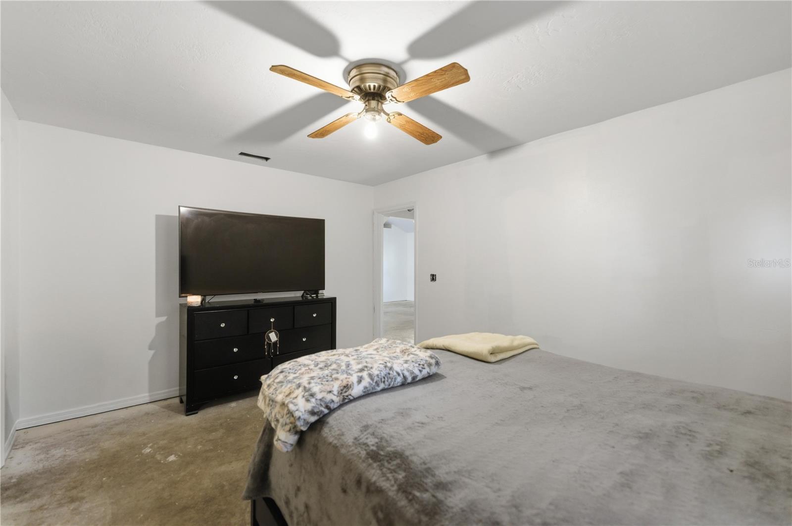 Listing photo id 7 for 3885 28th Terrace