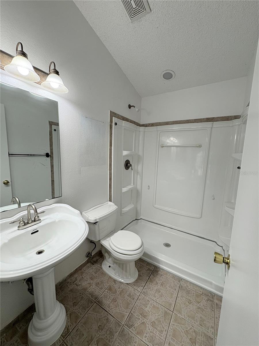 Image 11 of 25 For 28 Oak Run 