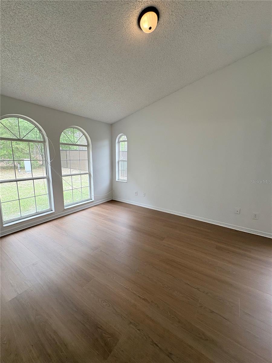 Image 18 of 25 For 28 Oak Run 