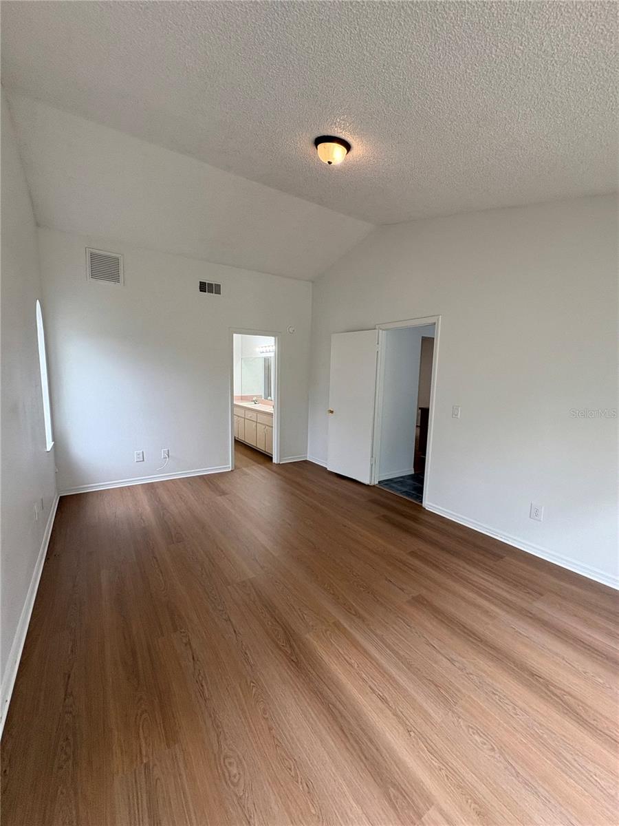 Image 19 of 25 For 28 Oak Run 