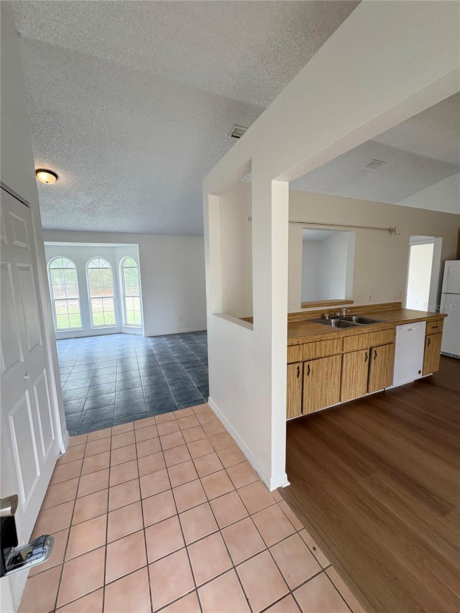 Image 2 of 25 For 28 Oak Run 