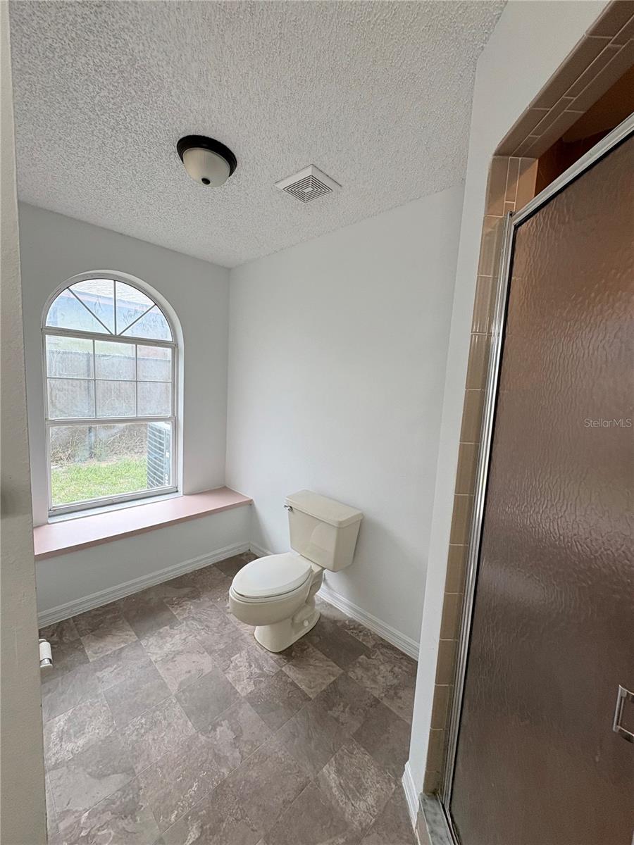 Image 22 of 25 For 28 Oak Run 