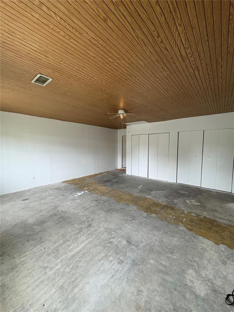 Image 24 of 25 For 28 Oak Run 