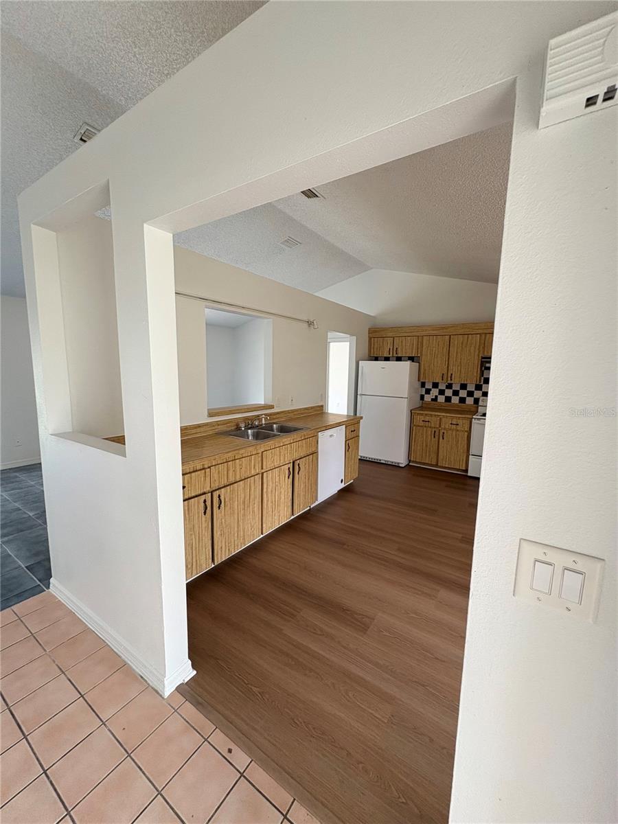 Image 3 of 25 For 28 Oak Run 