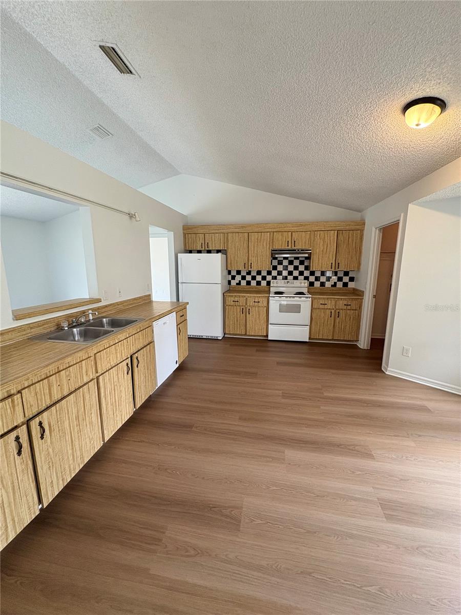 Image 4 of 25 For 28 Oak Run 